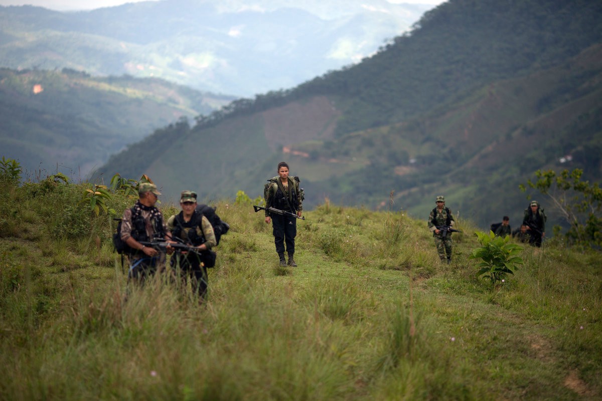 Các thành viên  FARC băng rừng để tới đại bản doanh mới dựng. Ảnh USN