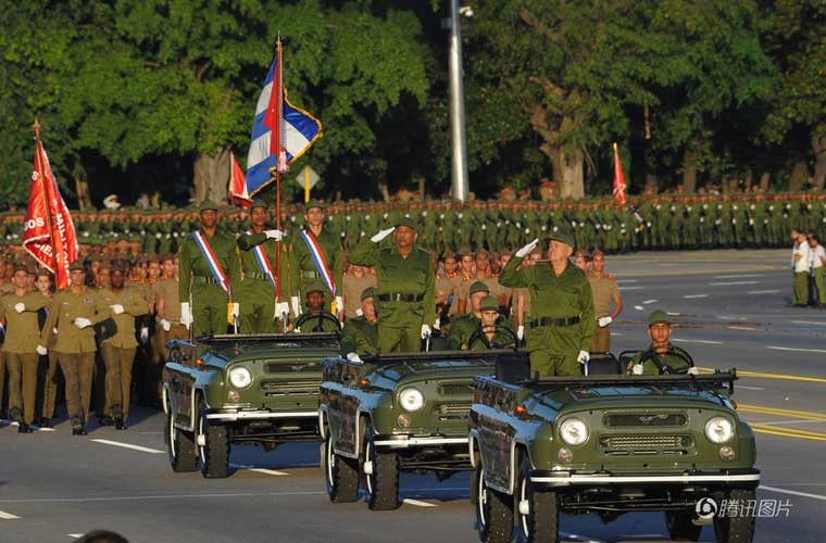 Ngày 2/1, Cuba long trọng tổ chức lễ diễu hành quy mô lớn tại Quảng trường Cách mạng để kỷ niệm ngày thành lập Lực lượng vũ trang Cách mạng Cuba và ngày con thuyền Granma cập bờ Cuba. Ảnh QQ