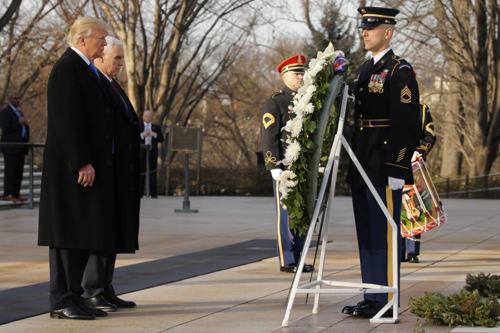 Vào lúc 15h ngày 19/1 (giờ Mỹ, tức 3h sáng 20/1 theo giờ Việt Nam),  Tổng thống đắc cử Donald Trump và Phó Tổng thống đắc cử Mike Pence đặt vòng hoa viếng tại ngôi Mộ những người vô danh tại Nghĩa trang Quốc gia Arlington. Ảnh Reuters