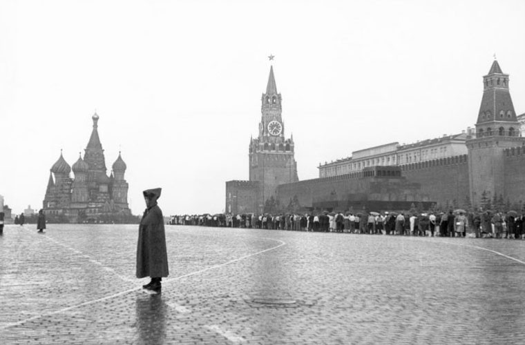 Một người lính Liên Xô đứng ở Quảng trường Đỏ,  thành phố Moscow năm 1954. Ảnh OLP