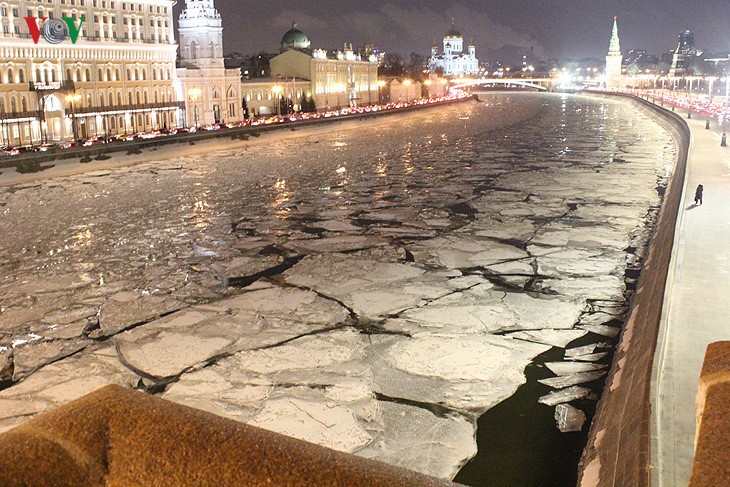 Mùa đông Moscow, bước ra ngoài trời chẳng khác nào bước vào một chiếc tủ lạnh khổng lồ. Trong ảnh là mặt nước đóng băng của dòng sông Moskva đoạn cạnh điện Kremlin.