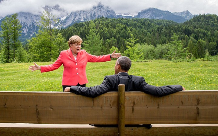 Thủ tướng Đức  Angela Merkel và Tổng thống Mỹ lúc đó là ông Barack Obama trò chuyện riêng bên lề một hội nghị thượng đỉnh ở vùng núi Elmour của Đức năm 2015. Ảnh: DPA.