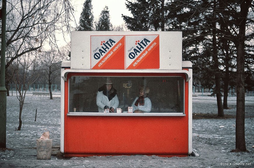 Một sạp hàng bán nước cam Fanta với hai nhân viên ở  thành phố Moscow hồi giữa thập niên 1980. Ảnh PhotoL