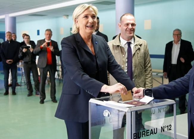 Bà Marine Le Pen - Chủ tịch Đảng Mặt trận Quốc gia Pháp và là một trong 11 ứng viên Tổng thống - đi bỏ phiếu tại một điểm bầu ở Henin-Beaumon, phía bắc nước Pháp ngày 23/4.