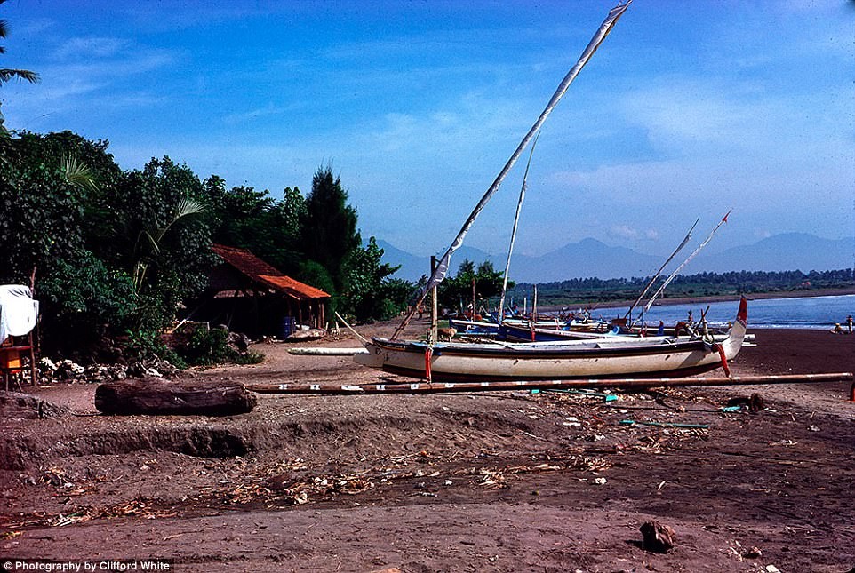 Thuyền bè ở bãi biển Sanur trên  đảo Bali vào năm 1975.