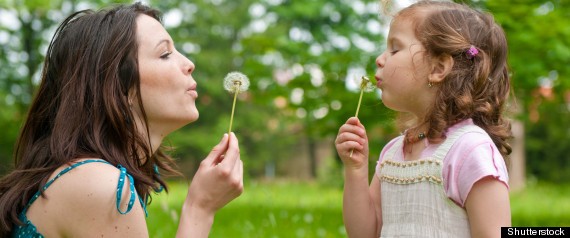 "Một trong những lý do trẻ em cảm thấy quá căng thẳng là do cha mẹ chúng cũng đang bị stress. Trẻ càng nhỏ càng nhạy cảm với stress từ cha mẹ. Chuyên gia tâm lý khuyên, nếu con bạn đang có triệu chứng căng thẳng, bao gồm: khó chịu, ủ rũ, mè nheo, khóc lóc, thu mình khỏi các hoạt động, thay đổi nếp ăn, ngủ... hãy cố gắng làm dịu chúng xuống bằng một trong những bài tập dễ dàng dưới đây.