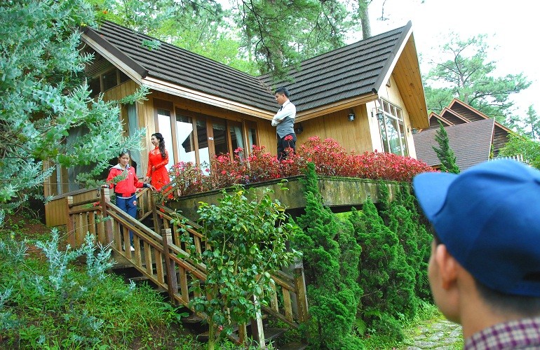 Khu du lịch sinh thái “Giao hưởng xanh” nằm trong khuôn viên một thung lũng tràn cây thông, đồi cỏ xanh ngất ngưởng và một hồ nước lặng lẽ thơ mộng, thuộc phường 5, TP Đà Lạt.