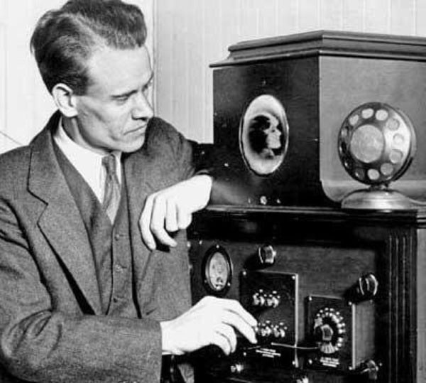  1. Philo Farnsworth     Khi còn là một cậu bé 14 tuổi xuất thân từ gia đình nông dân chính gốc, Philo Farnsworth đã khiến cả thế giới bái phục với phát minh vĩ đại của mình. Hồi đó, cậu bé Philo Farnsworth từng tham khảo ý kiến của giáo viên trung học về ý tưởng đặc biệt mà mình đang nghĩ đến. Cậu bé đã thể hiện ý tưởng phức tạp này bằng sơ đồ trên bảng và giáo viên phải chép lại về để nghiên cứu. Sau đó, cậu được khuyến khích hãy tiếp tục ý tưởng của mình.   7 năm nau, Philo Farnsworth đã cho ra đời thiết bị truyền hình điện tử đầu tiên trên thế giới, được gọi là “cha đẻ vô tuyến truyền hình” và trở thành  thần đồng, nhà khoa học từ khi còn rất trẻ. 