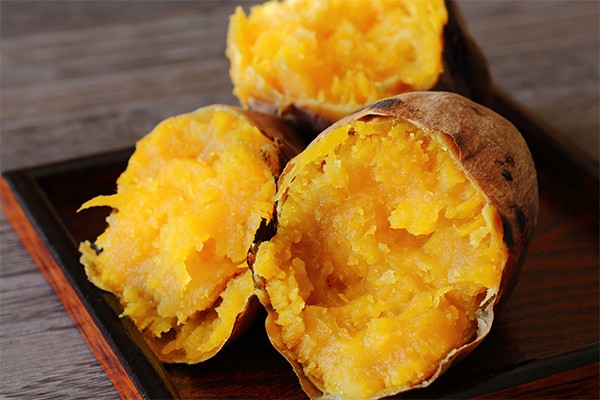 Beta carotene trong khoai lang giúp  tóc mềm mượt, bớt xơ rối và giảm tóc gãy rụng.