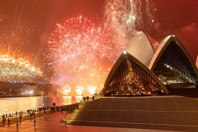 Sydney là một trong những thành phố đầu tiên trên thế giới chào đón năm mới 2024. Màn bắn pháo hoa hoành tráng diễn ra tại Cầu Cảng Sydney và Nhà hát Opera.   Bangkok, Thái Lan