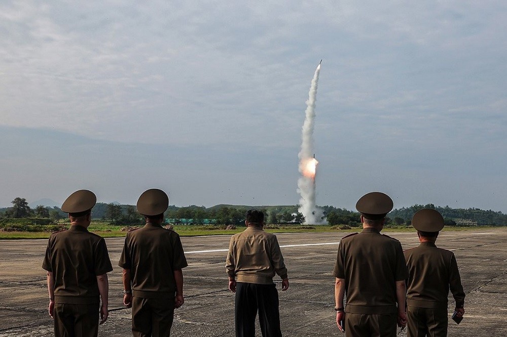 Theo đó, ngày 19/9, Hãng thông tấn trung ương Triều Tiên (KCNA) đưa tin, Chủ tịch Triều Tiên Kim Jong-un ngày 18/9 đã trực tiếp chỉ đạo cuộc thử nghiệm tên lửa đạn đạo chiến thuật thế hệ mới Hwasongpho-11-Da-4.5 có khả năng mang đầu đạn thông thường siêu lớn với “sức công phá khủng khiếp”.