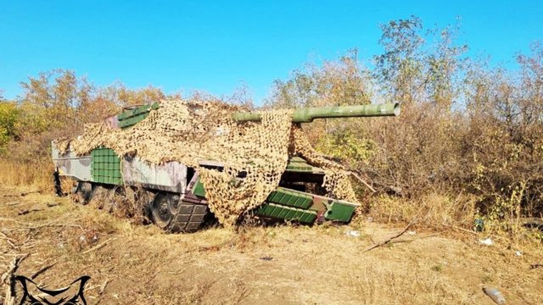 Dùng  xe tăng Leopard 2A4 giả làm mồi nhử là chiến thuật mới của binh lính Ukraine. Những mẫu nhử này được thiết kế hết sức tỉ mỉ đến từng chi tiết.