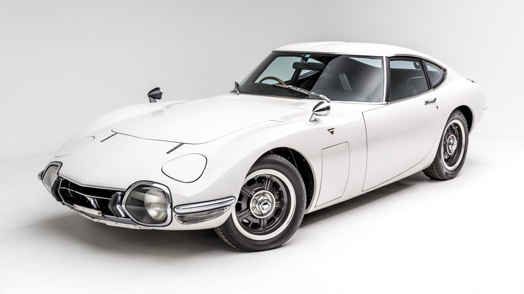 Một chiếc Toyota 2000GT đời 1967 đã được bán với giá lên đến 1,2 triệu USD. Đây được xem là mẫu xe châu Á đắt nhất từ trước đến nay. Mẫu xe cổ này chỉ được sản xuất với số lượng 351 chiếc nên có giá trị sưu tập rất lớn. Xe được trang bị động cơ 6 xi-lanh thẳng hàng, dung tích 2.0 lít với 3 bộ chế hòa khí Solex, sản sinh công suất tối đa 150 mã lực và sử dụng hộp số sàn 5 cấp, đạt vận tốc tối đa gần 225 km/h.