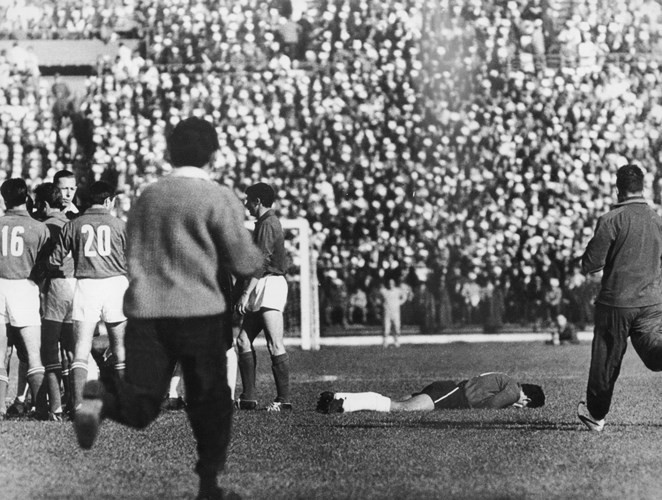 Trận chiến ở Santiago- 1962  World Cup 1962 không được nhớ đến nhiều bởi yếu tố chuyên môn hay công tác tổ chức, mà nổi bật hơn cả là việc giải đấu bị phủ lên bóng đen của những màn ẩu đả và bạo lực. Trận đấu giữa đội chủ nhà Chile và Italia ở vòng bảng được coi là một trong những trận đấu “xấu xí” nhất lịch sử World Cup khi 2 đội liên tục có màn “đấu võ” trên sân cỏ.