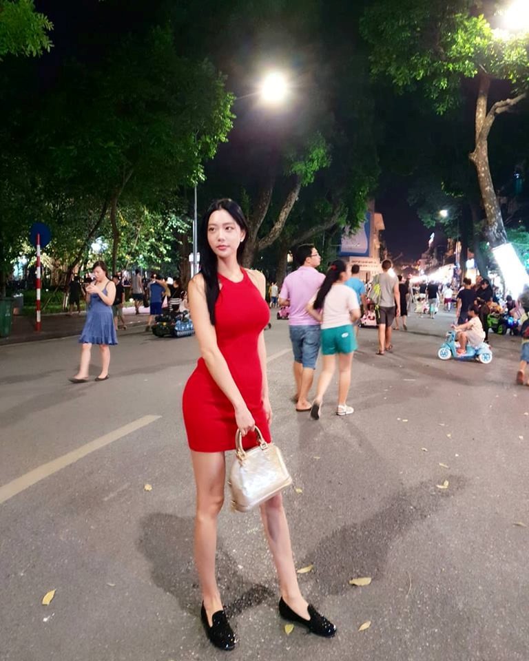 Clara Lee,  mỹ nữ được nhắc đến là biểu tượng gợi cảm của xứ Hàn, vừa đăng ảnh check-in ở phố đi bộ hồ Gươm, Hà Nội.