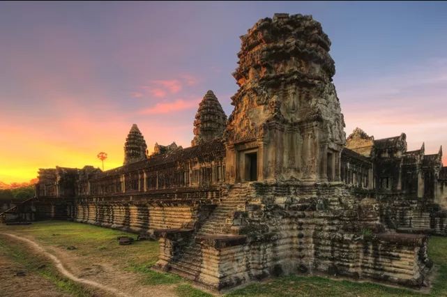  Vũ trụ trong đá: Angkor Wat, Campuchia: Được xây dựng từ năm 1130 đến 1150 sau Công nguyên bởi Vua Suryavarman II, Angkor Wat bao gồm một kim tự tháp đền khổng lồ bao phủ một khu vực sắc màu rực rỡ có kích thước rất lớn, được bao quanh bởi một con hào rộng 183m.