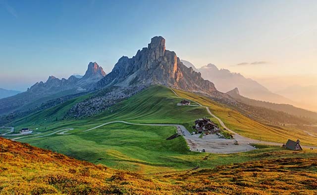 1.Đi bộ trong Dolomites Vào mùa hè, những đỉnh núi đá vôi lởm chởm sẽ nổi bật trên nền cỏ xanh mướt. Và càng tuyệt vời hơn khi được tản bộ, dạo mát trên những thảm cỏ tươi đẹp như thế này. Phía xa xa có một con đường uốn lượn vắt ngang cùng với một vài ngôi nhà bằng gỗ tuyệt đẹp dành cho du khách nghỉ chân.