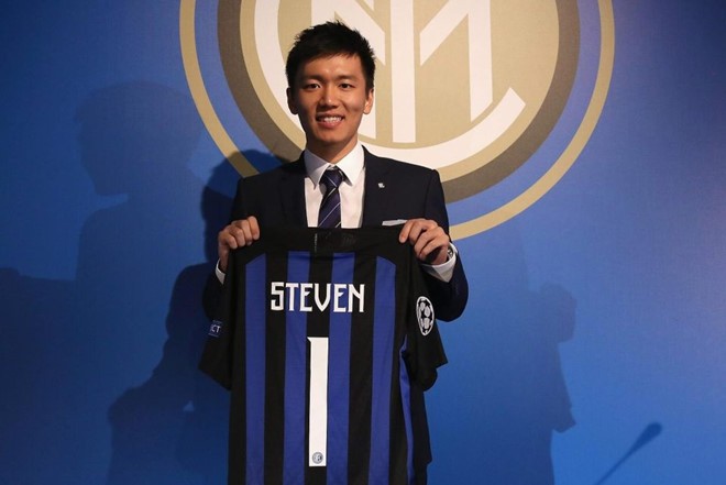 Steven Zhang (Zhang Kangyang, 27 tuổi) vừa trở thành chủ tịch thứ 21 của CLB Inter Milan, đồng thời là người trẻ nhất được bổ nhiệm vào vị trí này trong lịch sử 110 năm đội bóng chủ sân Giuseppe Meazza. 9X là con trai  tỷ phú châu Á Zhang Jindong - ông chủ tập đoàn Suning chuyên bán lẻ thiết bị điện tử và đồ điện gia dụng hàng đầu Trung Quốc. Ông là người giàu thứ 28 ở Trung Quốc và xếp thứ 305 thế giới với khối tài sản 6,2 tỷ USD (năm 2018), theo Forbes. Ảnh: Getty.