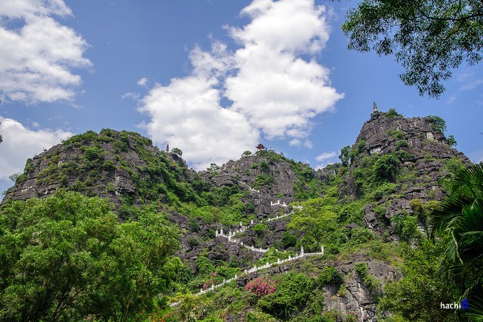  Hang Múa nằm dưới chân núi Múa cách Hà Nội tầm 100 km là điểm đến lý tưởng dành cho những người eo hẹp thời gian, muốn chiêm ngưỡng thiên nhiên hùng vĩ. Chỉ cần hai ngày một đêm dịp cuối tuần là đủ để bạn khám phá hết cảnh đẹp nơi đây. Ảnh: hachi8