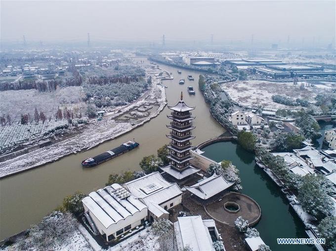 Ô Trấn là một  thị trấn cổ nằm ở phía nam sông Dương Tử, thuộc tỉnh Chiết Giang, cách không xa Hàng Châu và Thượng Hải. Nơi đây được mệnh danh là thuỷ trấn đẹp nhất Trung Quốc. Mỗi năm đón lượng khách du lịch rất lớn.