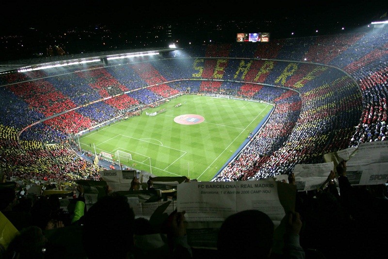 Camp Nou là nhà của CLB Barcelona,  sân vận động này có sức chứa lên đến 98.787 chỗ ngồi và là một trong những svđ có sức chứa “khủng” nhất tại châu Âu. Cứ mỗi khi có trận đấu của Barca trên sân nhà, svđ này lại đón tiếp hơn 90 ngàn người.