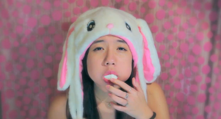  Chubby Bunny Challenge là trò chơi cực vui nhộn được các bạn trẻ rất hưởng ứng trên mạng. Rất nhiều clip các bạn trẻ tự quay sau đó đăng lên mạng và tạo ra những tràng cười chảy nước mắt cho những người xem.