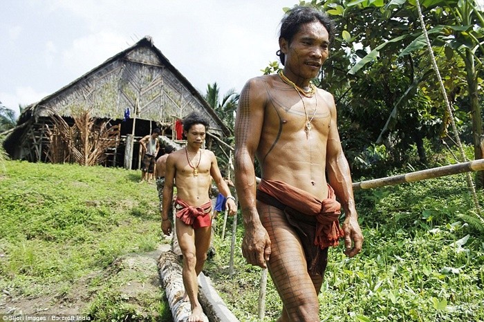 Mentawai là  bộ lạc bí ẩn có khoảng 64.000 người, sinh sống ở các hòn đảo vùng Tây Sumatra, Indonesia.