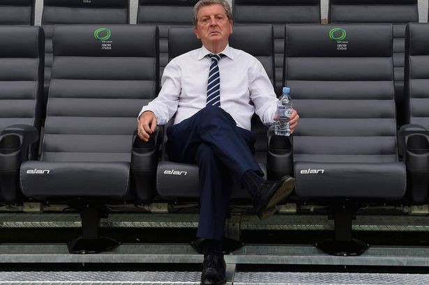 HLV Roy Hodgson chỉ còn một năm hợp đồng nữa ở ĐT Anh. Hơn nữa, việc ĐT Anh trong thời gian qua không có sự tiến bộ trên bảng xếp hạng của FIFA cũng như tại các giải đấu lớn trên thế giới khiến Liên đoàn bóng đá Anh (FA) đang lên kế hoạch tìm  ứng cử viên sáng giá ngồi “ghế nóng” tại ĐT Anh để giúp đội bóng này có một kì Euro 2016 thành công trên đất Pháp.