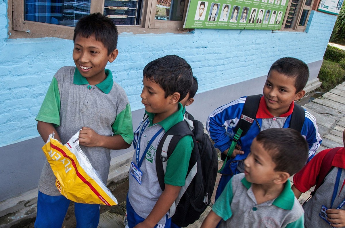 Hôm qua (27/8), Jetin Shrestha, 13 tuổi, khi đang chơi đùa cùng các bạn tại ngôi trường ở Banepa thuộc miền trung Nepal thì bất ngờ nhận được một gói bưu phẩm từ Tây Ban Nha xa xôi gửi tới.