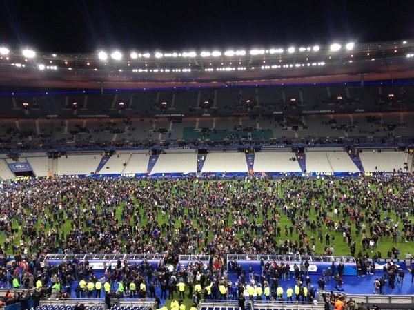 Sau khi tiếng còi kết thúc trận đấu giao hữu giữa ĐT Pháp và ĐT Đức vang lên trên sân Stade de France. BTC đã nhanh chóng sơ tán hàng vạn khán giả khỏi SVĐ Stade de France vì  khủng bố liên hoàn ở Paris.