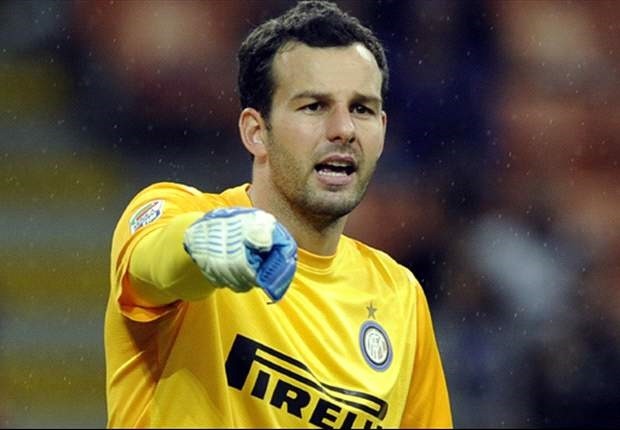 Samir Handanovic đang thể hiện một phong độ rất ấn tượng trong màu áo của CLB Inter Milan. Thủ môn người Slovenia này chỉ mới để lọt lưới 7 bàn kể từ đầu mùa giải tới giờ. Dù đến có được phong độ chói sáng như vậy nhưng CLB Inter vẫn chưa có động thái gia hạn hợp đồng với Handanovic trong khi tháng Giêng năm 2016 thủ môn này sẽ mãn hạn hợp đồng.