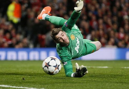 Bằng phong độ ổn định và những pha bay người cản phá xuất thần thì thủ thành David De Gea là cái tên được CĐV Man United yêu quý nhất tại sân Old Trafford trong thời gian vừa qua.