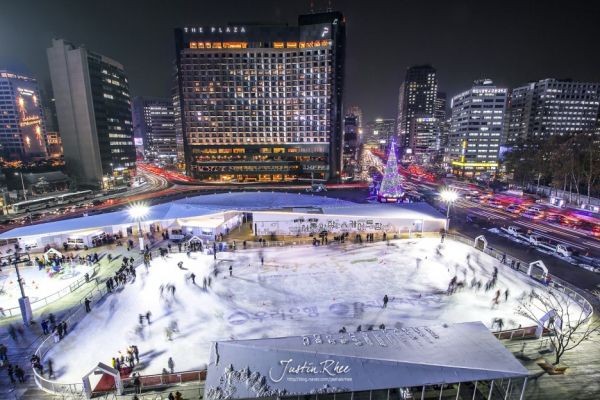 Sân trượt băng Seoul là địa điểm rất nổi tiếng tại đất nước Hàn Quốc, nó đã từng xuất hiện rất nhiều trong những bộ phim truyền hình xứ sở Kim Chi. sân trượt băng ngoài trời Seoul chỉ mở cửa duy nhất trong những tháng mùa đông.