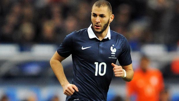 Karim Benzema được đánh giá là  tiền đạo đẳng cấp nhất tại vị trí chủ công của ĐT Pháp trong vòng hơn 5 năm qua. Dù phong độ rất cao của Benzema thời điểm này nhưng scandal tình ái mới đây của ngôi sao Real Madrid vừa qua cũng khiến BHL ĐT Pháp khó xử.