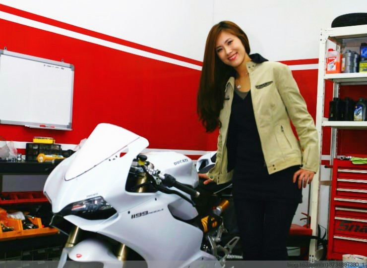 Mới đây, nhiều cánh mày râu Trung Quốc phát ghen với một  hot girl sở hữu xế khủng Ducati 1199 Panigale màu trắng.