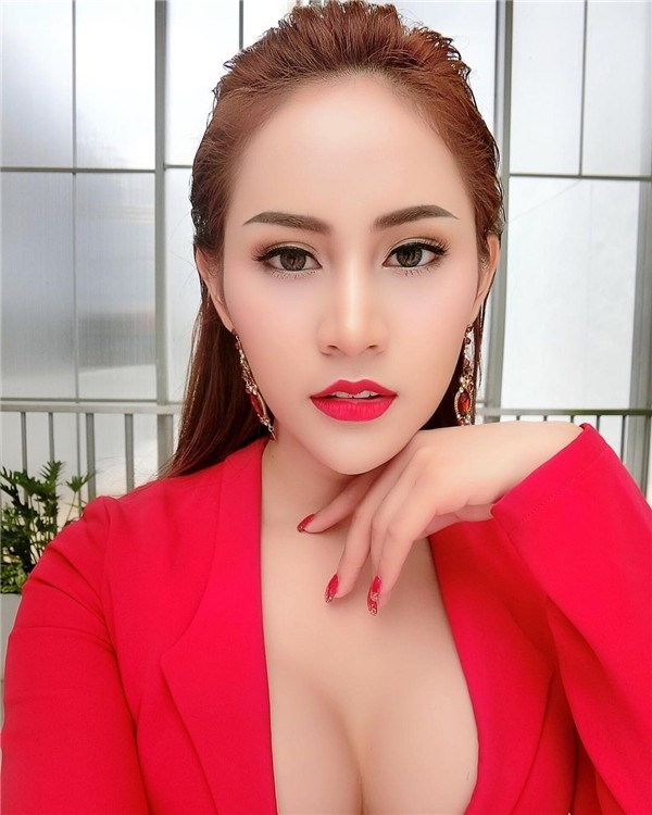 Vóc dáng mỹ miều cùng khuôn mặt vạn người, hot girl chuyển giới người Thái tên Namkleng Irnarin thời gian qua là tâm điểm của rất nhiều thành viên trên mạng xã hội.