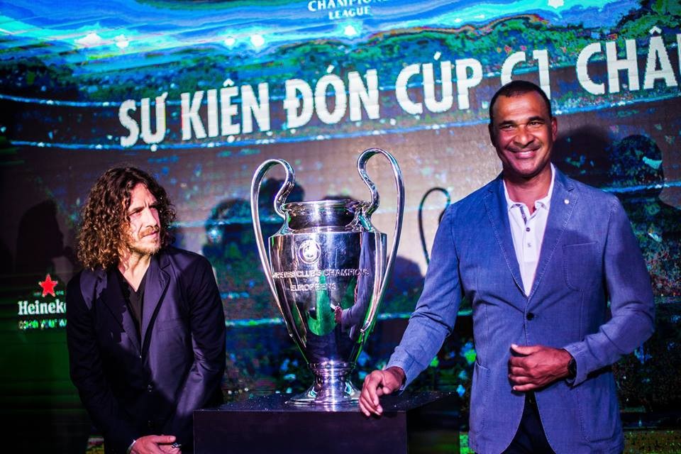 Vừa qua,  hai đại sứ UEFA Champions League là Ruud Gullit và Carles Puyol đã có mặt tại TP HCM để bắt đầu chuyến hành trình cùng chiếc cúp "tai voi" của giải đấu này trên đất Việt Nam. Ảnh trong bài: Facebook UEFA Champions League.