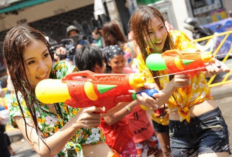 Tết Songkran hay còn gọi là  lễ hội té nước là dịp lễ tưng bừng và ấn tượng nhất tại đất nước Thái Lan được nhiều người dân đồng loạt xuống đường hưởng ứng.