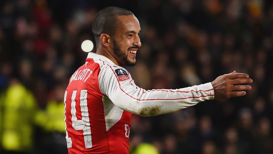  Cầu thủ người Anh đầu tiên bị Arsenal liệt vào danh sách cần thanh lý gấp đó là Theo Walcott. Dù chỉ vừa đặt bút ký hợp đồng với Arsenal đến năm 2019 trong mùa hè 2015 cùng mức lương cực khủng 140 nghìn/tuần, thế nhưng với chuỗi phong độ đáng thất vọng, thần đồng một thời này cần cân nhắc viễn cảnh rời Emirates.