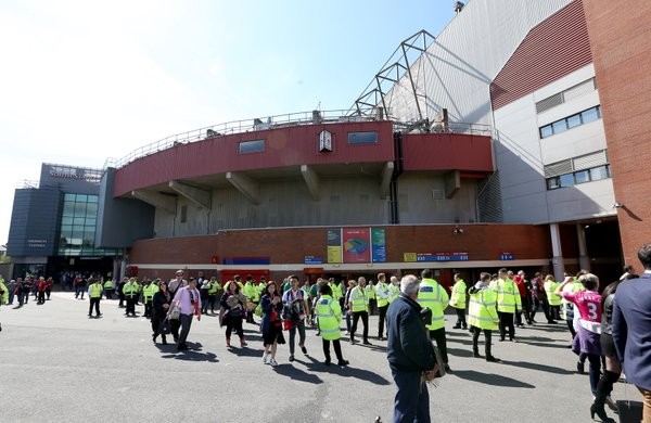 Vòng đấu cuối cùng của mùa giải Premier League 2015/2016 với  Man United quá nhiều biến cố. Đầu tiên, việc Man City thắng Swansea đã khiến nửa đỏ thành Manchester gần như hết hy vọng được góp mặt tại UEFA Champions League. Tiếp theo đó, trận đấu giữa đội chủ sân Old Trafford bị hủy ở phút chót bởi lý do an ninh.