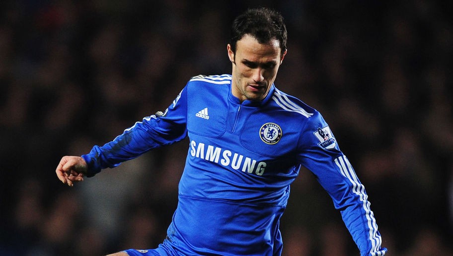 Ricardo Carvalho đã trở thành hậu vệ xuất sắc nhất  kỷ nguyên giải Ngoại hạng Anh. Với 135 lần xung trận trong màu áo của Chelsea, hậu vệ cánh người Bồ Đào Nha đã để lại những dấu ấn riêng của mình bằng những pha cắt bóng khôn khéo và tốc độ.