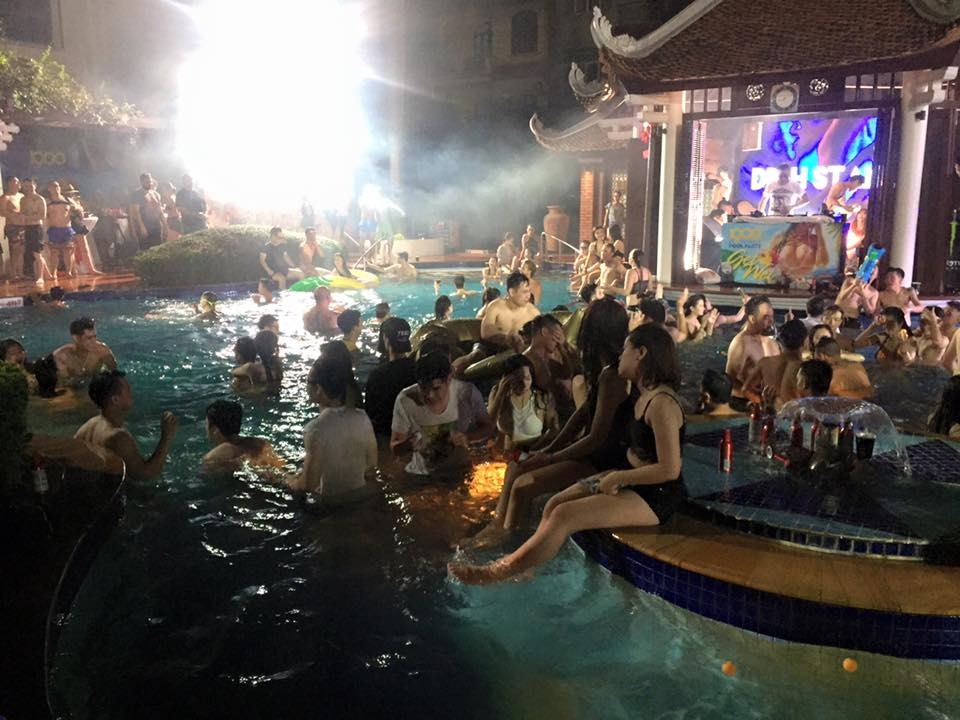 Pool party ( tiệc bể bơi) cuối tuần là nơi mà giới trẻ được tha hồ vùng vẫy trong nước, âm nhạc và những ly rượu. Thời gian gần đây, loại hình giải trí này đã du nhập vào Việt Nam và được các bạn trẻ đón nhận khá nồng nhiệt.