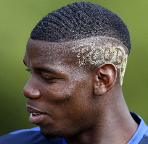 Paul Pogba luôn là người đi đầu về thời trang tóc trong giới cầu thủ bóng đá. Tại các trận thi  đấu Euro 2016 được tổ chức trên sân nhà, ngôi sao này cũng đã chuẩn bị khiến khán giả khó hiểu về kiểu tóc của mình.