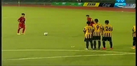  U16 Việt Nam bắt đầu hành trình tại VCK U16 ĐNA bằng trận đấu với U16 Malaysia. Đây được đánh giá là một đối thủ khá mạnh, buộc các cầu thủ trẻ của bóng đá Việt phải thi đấu cẩn trọng.