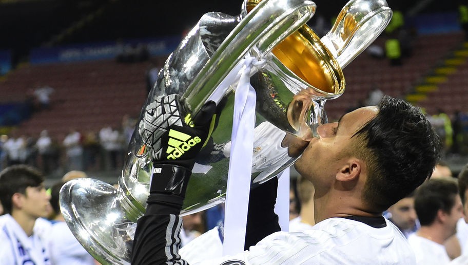 Sau khi Iker Casillas ra đi, Keylor Navas chính là người gác đền giúp CĐV Real Madrid cảm thấy vô cùng yên tâm và chính chàng thủ môn người Costa Rica này là một phần không thể thiếu để đưa CLB Hoàng gia Tây Ban Nha đến với chức vô địch UEFA Champions League 2015/2016. Thế nhưng ít ai biết rằng, mỗi tuần ngôi  sao bóng đá này chỉ nhận vỏn vẹn mức lương là 55 ngàn bảng.