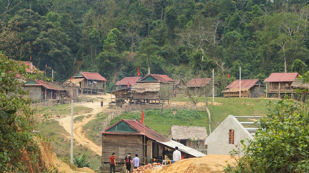 Aky là bản người dân tộc Ma Coong hẻo lánh, biệt lập nhất của xã vùng cao Thượng Trạch, Quảng Bình. Bản nằm cách đồn biên phòng Cà Ròong hơn hai tiếng đi bộ vào sâu trong núi.