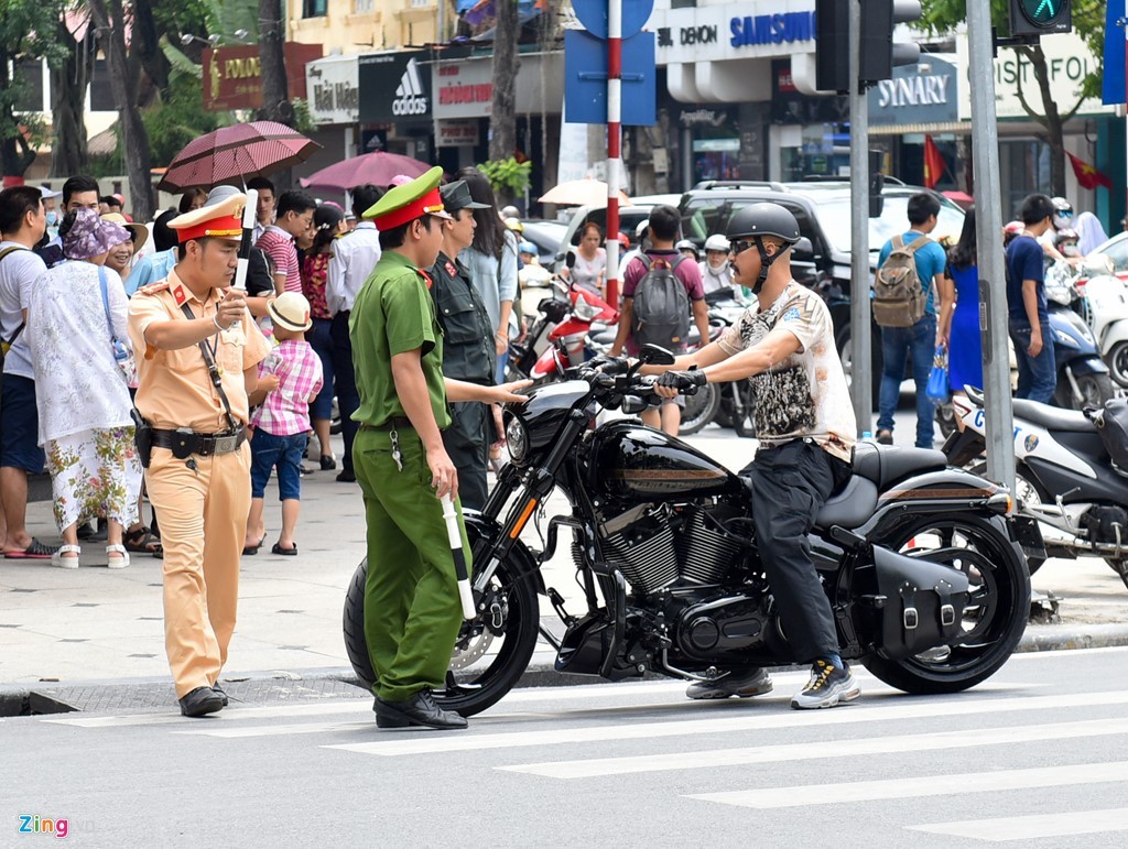 Một ngày sau khi không gian phố đi bộ quanh Hồ Gươm khai mạc, mặc dù cảnh sát dựng hàng rào nhưng nhiều người vẫn tìm cách ngồi lên xe máy phóng vào.