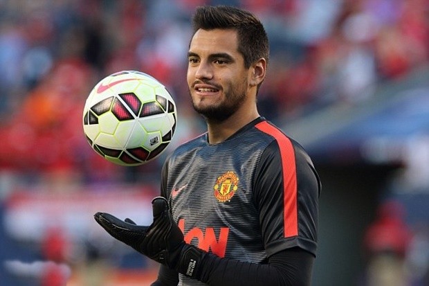 Đứng trong khung gỗ  đội hình hai của MU là thủ thành Sergio Romero. Việc cạnh tranh với David De Gea cho vị trí thủ thành số một là bất khả thi. Tuy nhiên, với đẳng cấp và phong độ của mình, thủ môn số một của đội tuyển Argentina cũng khiến nhiều CĐV của Quỷ đỏ an tâm.