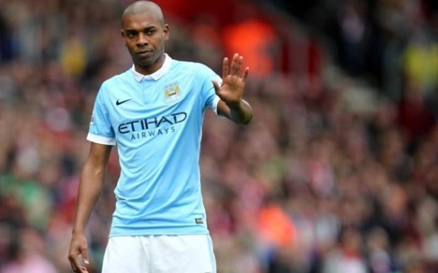 Fernandinho là ngôi sao Ngoại hạng Anh chỉ còn 1 năm hợp đồng với CLB Man City. Ở thời điểm hiện tại có thể thấy rằng, cầu thủ người Brazil vẫn thi đấu tốt trong sơ đồ 4-3-3 của Pep Guardiola, tuy nhiên CLB chủ sân Etihad vẫn chưa có động tĩnh nào gia hạn hợp đồng với anh.