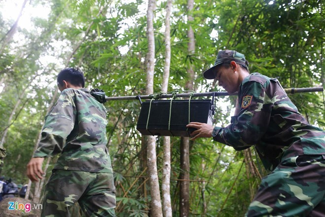 Khoảng 5h30 sáng, tại chùa Kim Liên (xã Tóc Tiên, huyện Tân Thành), ngay dưới chân núi Dinh, các đội hình chiến sĩ quân đội, dân quân, người dân địa phương làm nhiệm vụ tìm kiếm, cứu nạn máy bay  trực thăng EC-130 đã sẵn sàng các phương tiện, máy móc để tìm kiếm trực thăng.